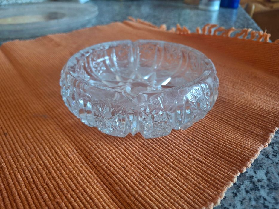 Продавам масивен кристален пепелник и плата за сервиране