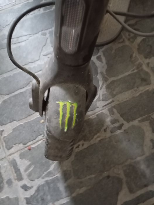 Вдига 20.Издържа 7км.Върви перфектно.Има малко драскотини