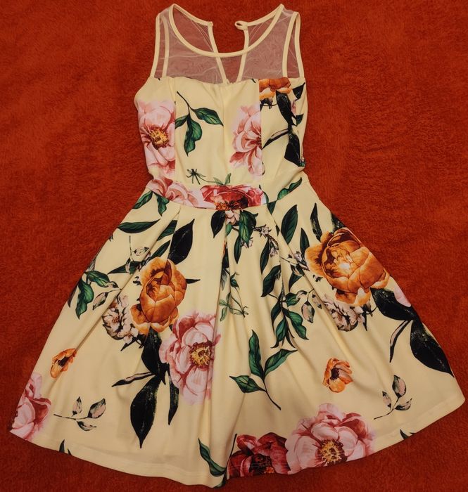 Жълта рокля на цветя