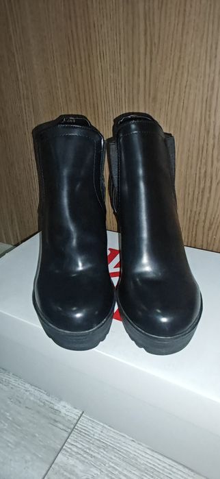 Обувки с ток     .