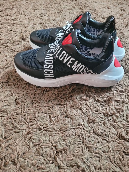 Sneakers Love Moschino
