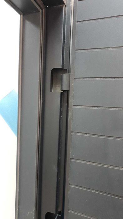 Usa metalica Arta Door provenita dintr o mutare de magazin , super reducere de la 1600 la 750.