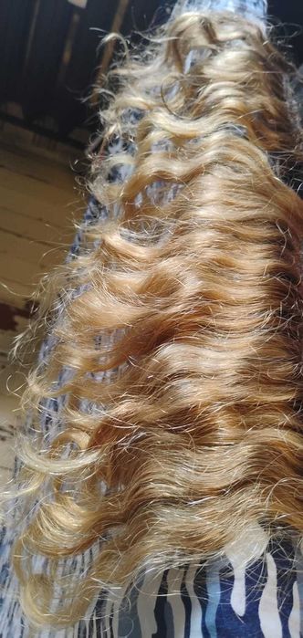 Продавам естествено къдрава коса.