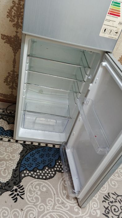 Продаётся холодильник двухкамерный..