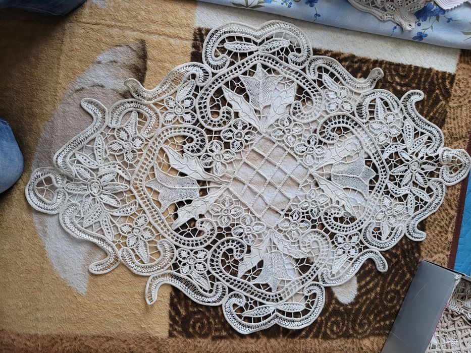 Vând fețe de masă și mileuri lucrate manual