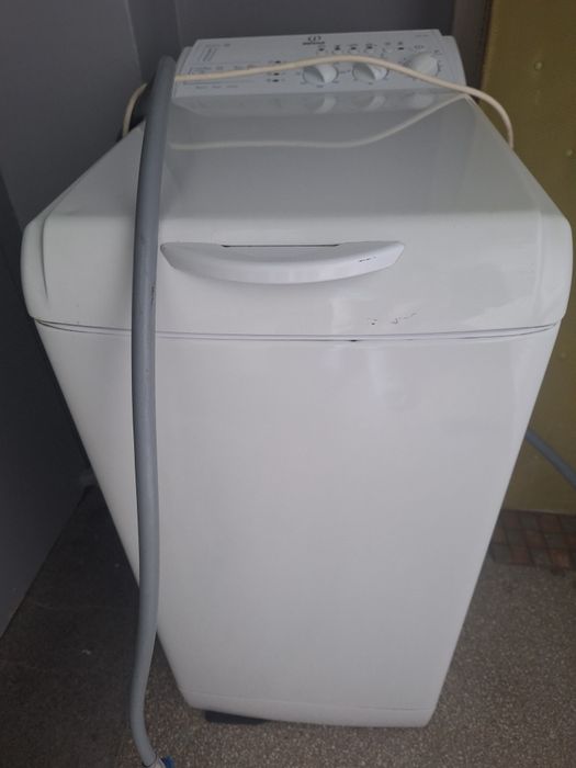 Indesit  пералня с горно зареждане