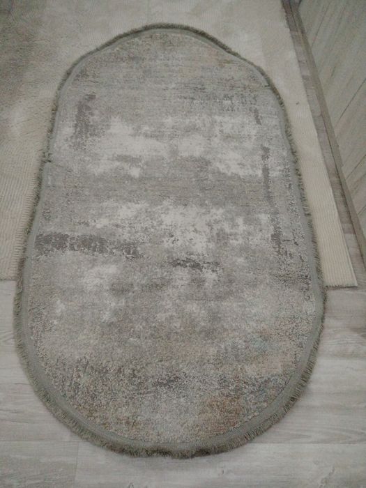 килим -30 лева.сив