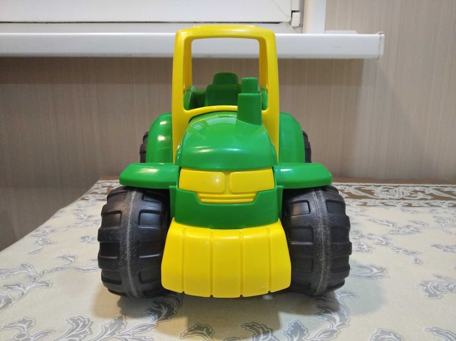 Детская игрушка, трактор и прицеп. Детские игрушки.