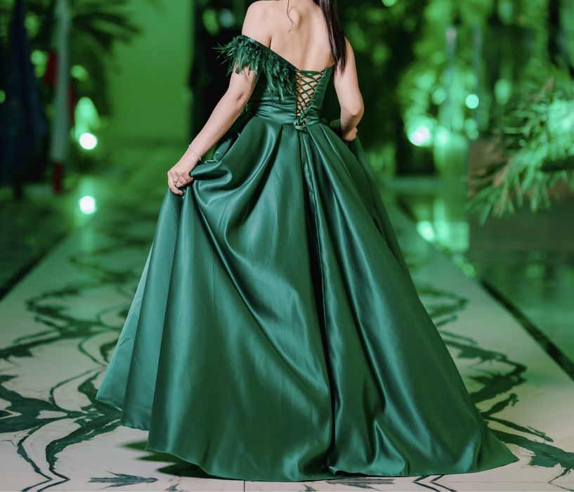 Продавам официална бална токля.