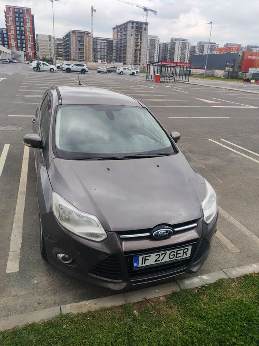 Mă vinde.....Ford focus 2012