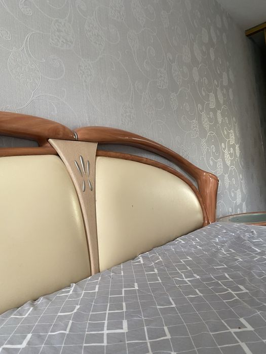 Продам кровать с изголовьем из натуральной кожи