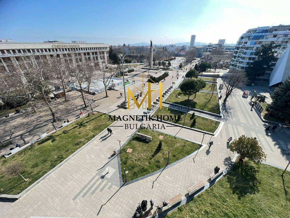 Луксозен двустаен апартамент с 2 бани и паркомясто в супер център