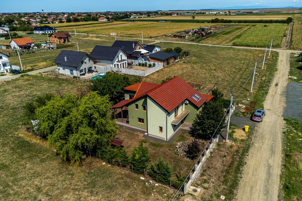 Vand Casă spațioasă în Curtici, 4 dormitoare, 3 bai, 2 terase si garaj