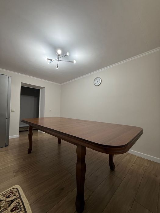 Стол деревянный для гостиной либо кухни