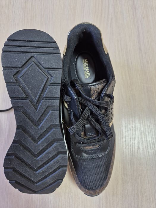 Продается кроссовки женские