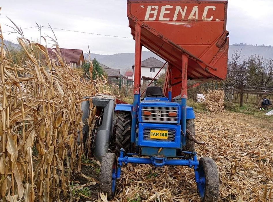 Vând culegător Porumb BENAC prindere in tiranti.cu depănușător și tocător telefon 0750626921 Neamț