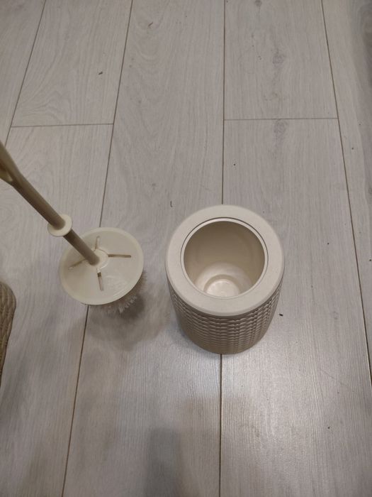 Продам контейнер для мусора и ёршик