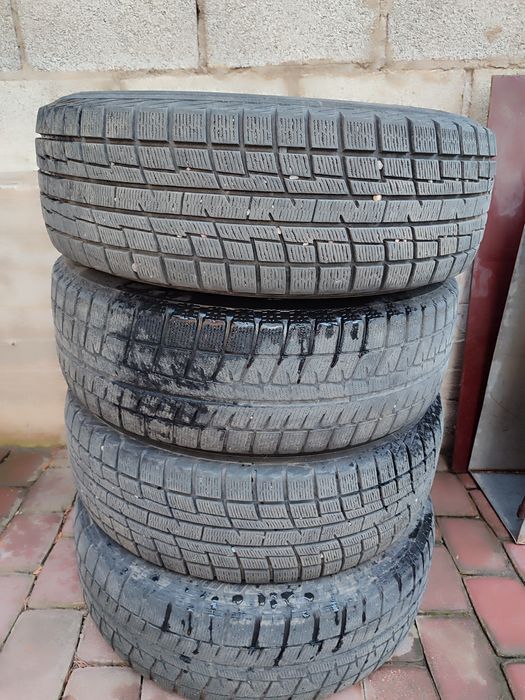 Шины продам зимние.