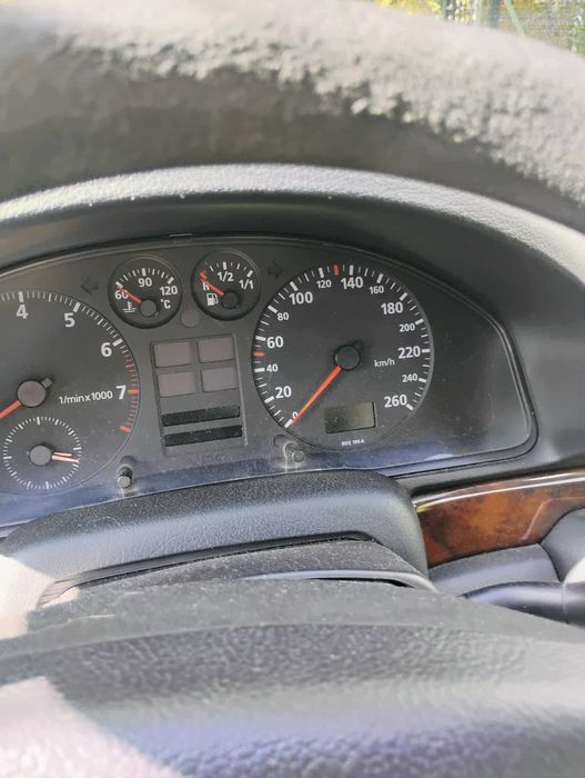 Audi A4 2.6 6-цилиндров двигател