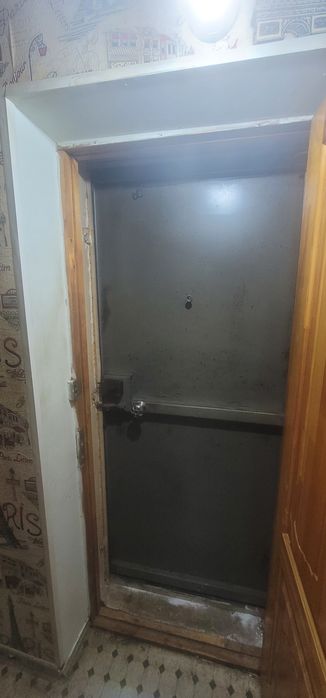 Продам железную дверь.