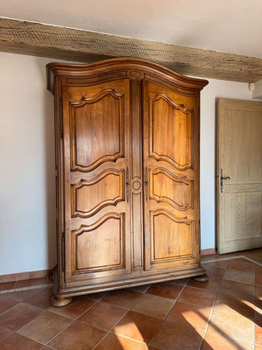 Масивен орехов гардероб