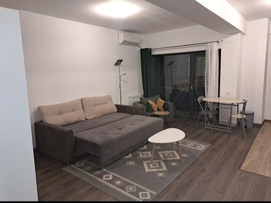 Închiriez studio cu loc parcare.