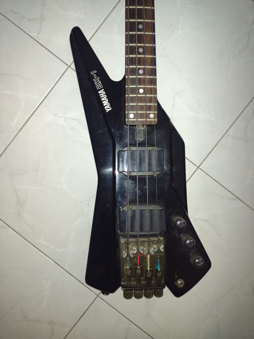 Продавам бас китара Yamaha BX-1