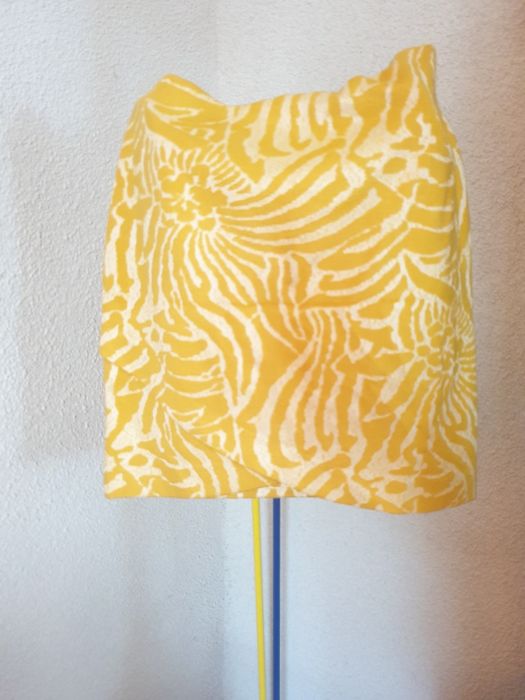 Fusta casual petrecută în față