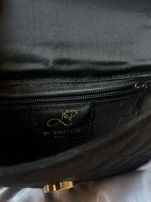 Малка черна чантичка