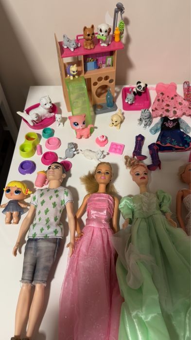 Комплект Barbie с допълнителни кукли и аксесоари