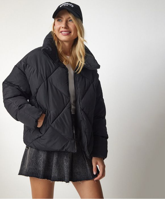 Дамско зимно черно капитонирано яке с висока яка