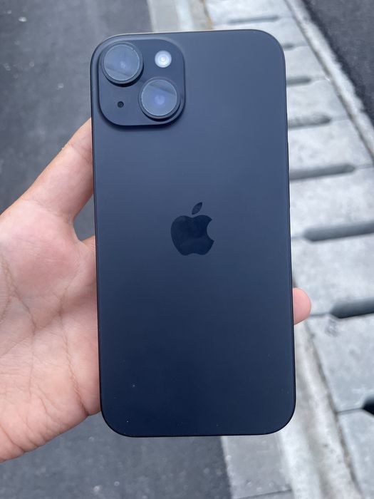 Iphone 15 perfect  (sanatate 90%) vine inclus cu incarcator casti airpods4
