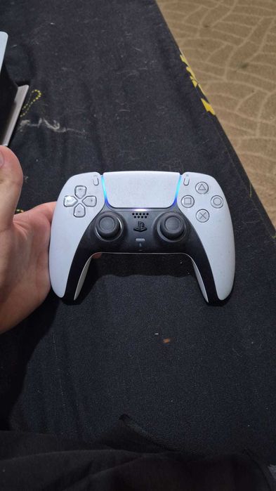 Consola de jocuri PS 5 aproape nou cu 2 manete
