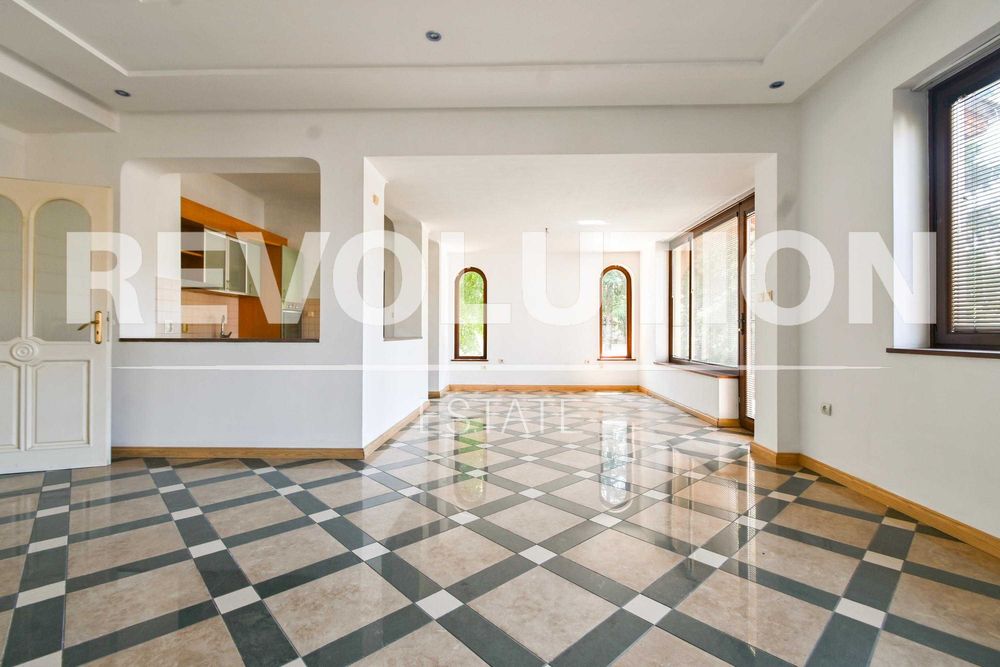 Къща на два етажа в гр. Банкя