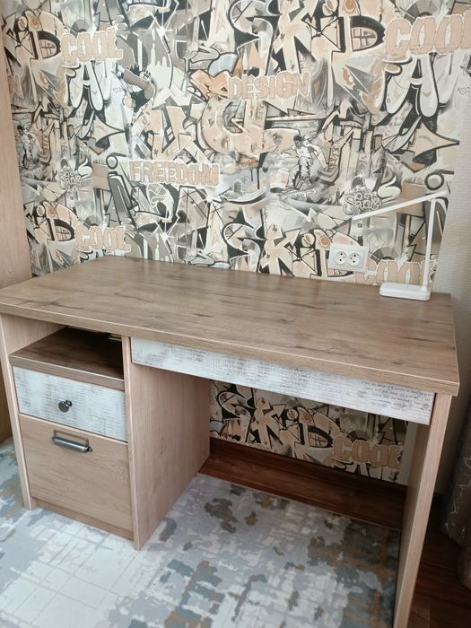 Продаётся письменный стол