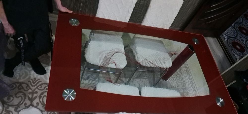 Продаётся стол и стулья в гостиную .