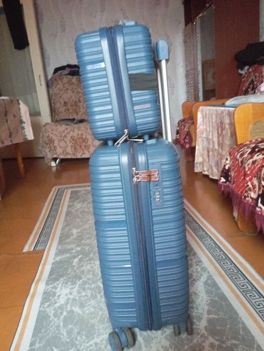 Продам чемоданы 16000