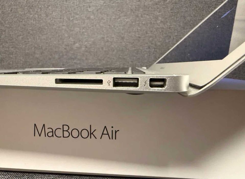 MacBook Air 7,2 13-inch 2017 Gray i5 - 8gb RAM - 128gb ssd