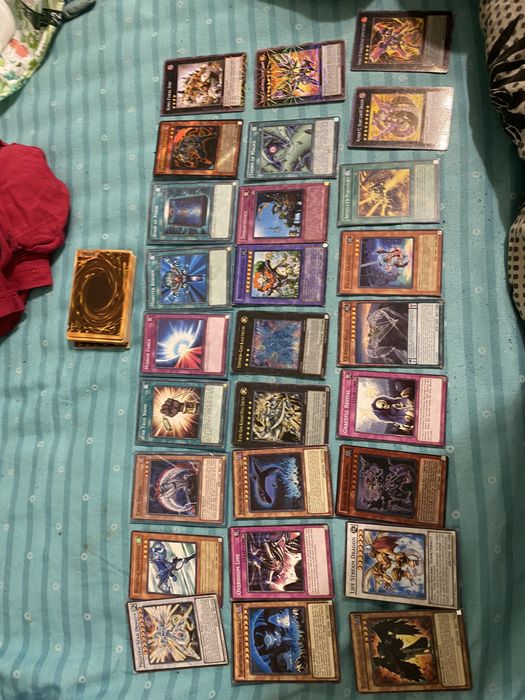 Югио карти час от тях са снимани