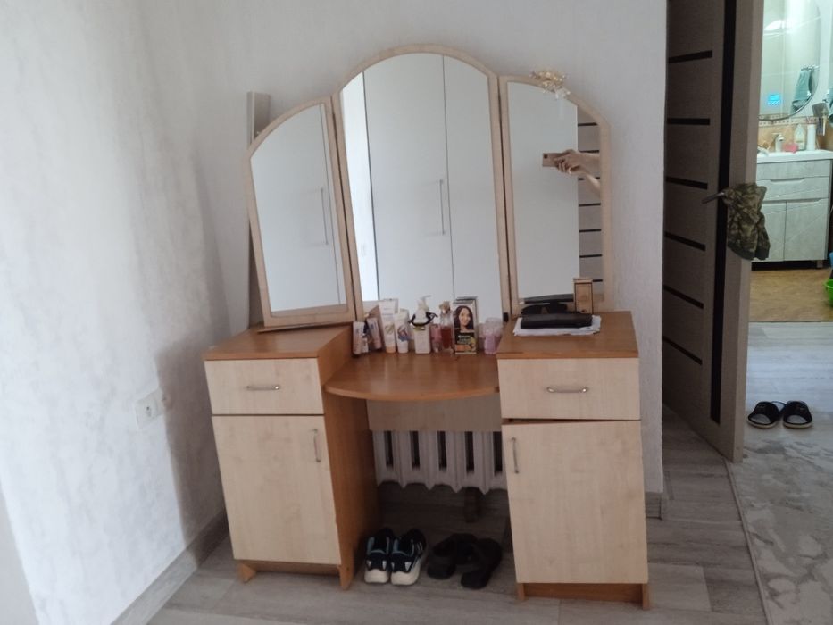 Продаю дамский столик (тримо)