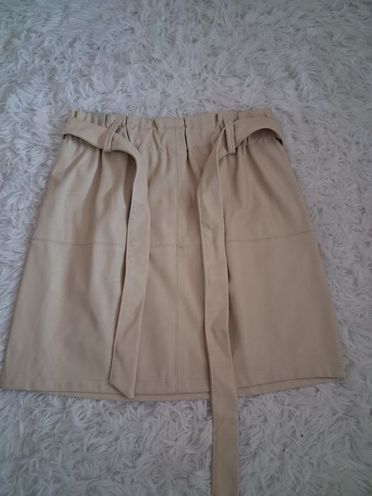 Две кожени поли.