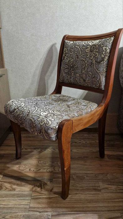 стол со стульями гостинный