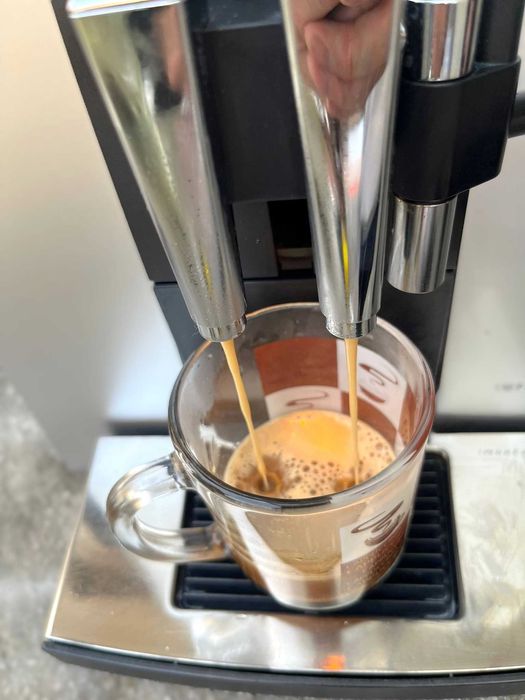Espressor Jura Impressa F7 sau Ena Micro 9 sau Philips EP5500