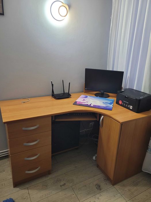 Birou pe colț cameră