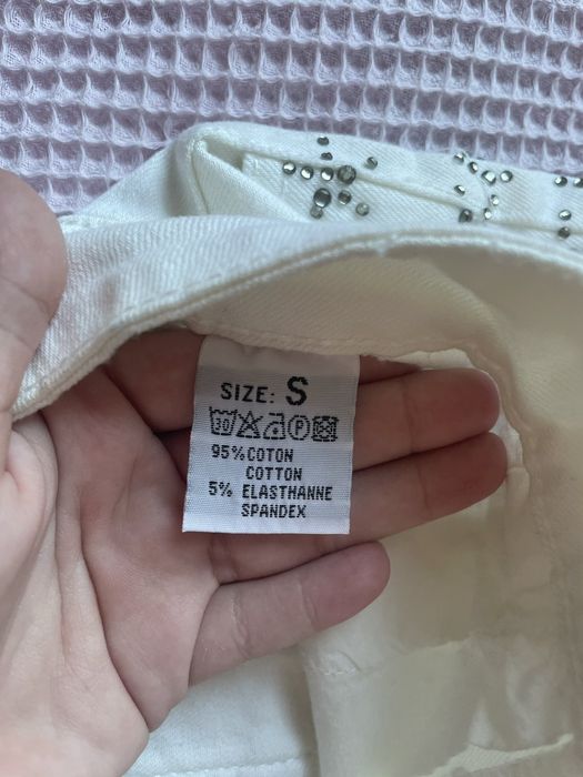 Бели къси панталони с апликирани кристали, размер S