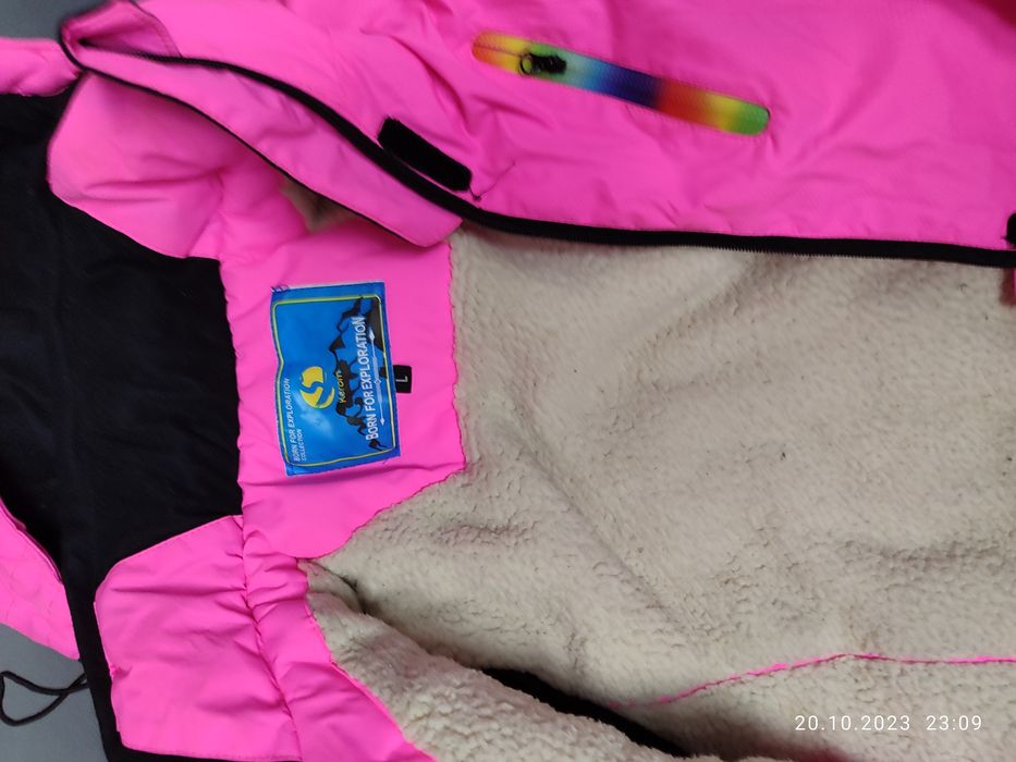 Лыжная куртка в ярком цвете