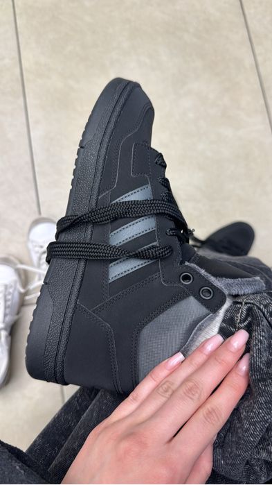 Продам кроссовки адидас зимесезонные, универсальные