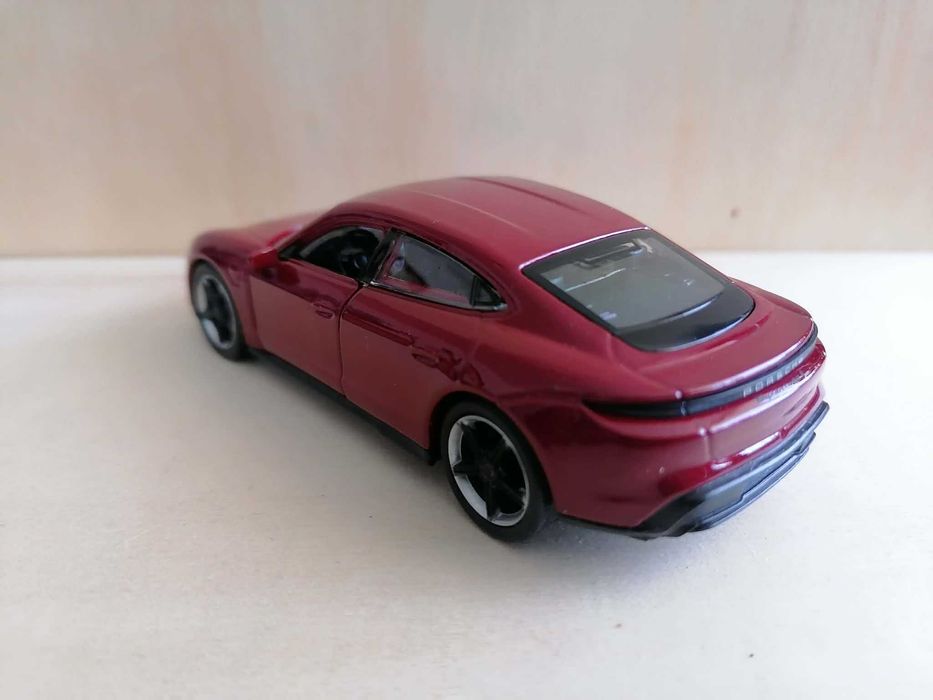 Порше Тайкан Турбо С в мащаб 1:34