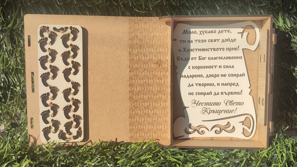 Картичка или книжка от дърво за специален повод.