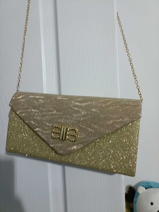 Vând rochie de ocazie lungă ,sandale Nr 38 , gentuță, agrafă !